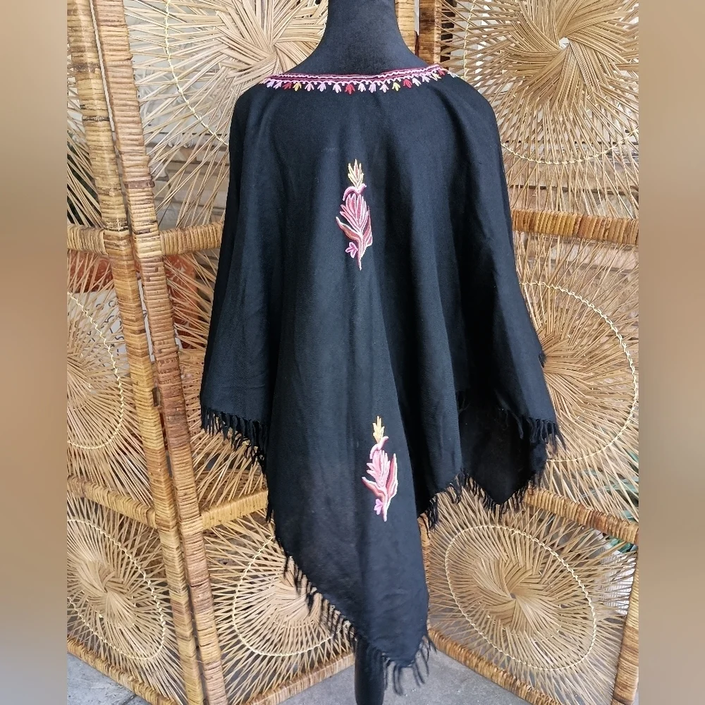 Embroidered Black Poncho with Floral Design_One Size